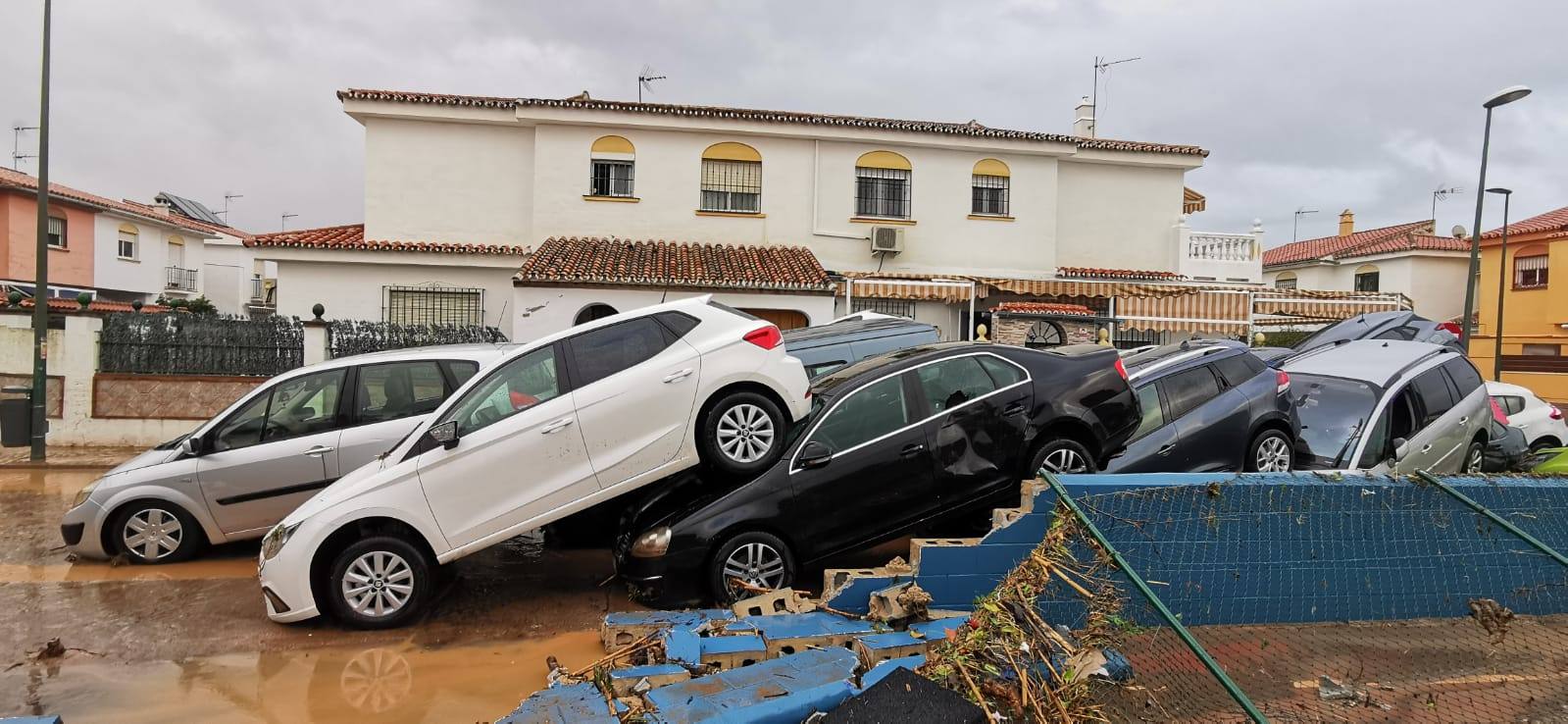 Vehículos desplazados por la riada en Campanillas