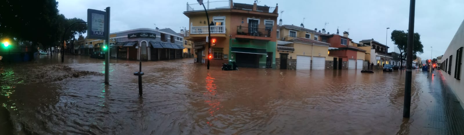 Desde las 0.00 horas está vigente el aviso naranja de Meteorología, que estará activo hasta las 18.00 horas El desbordamiento del río inunda Campanillas y corta los accesos