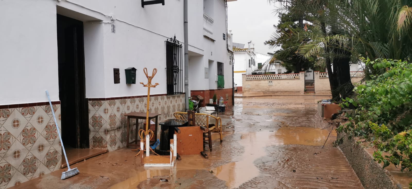 Desde las 0.00 horas está vigente el aviso naranja de Meteorología, que estará activo hasta las 18.00 horas El desbordamiento del río inunda Campanillas y corta los accesos