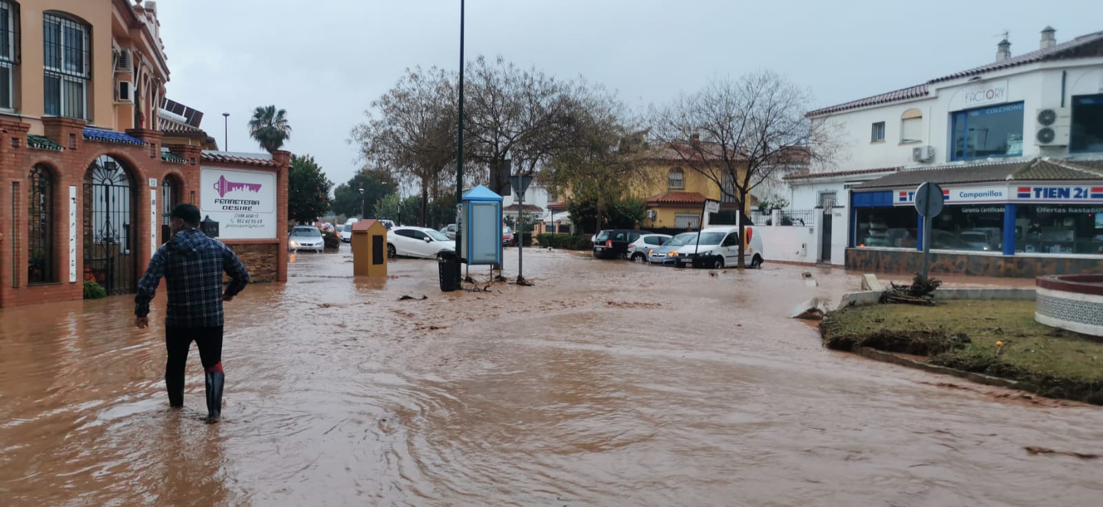 Desde las 0.00 horas está vigente el aviso naranja de Meteorología, que estará activo hasta las 18.00 horas El desbordamiento del río inunda Campanillas y corta los accesos