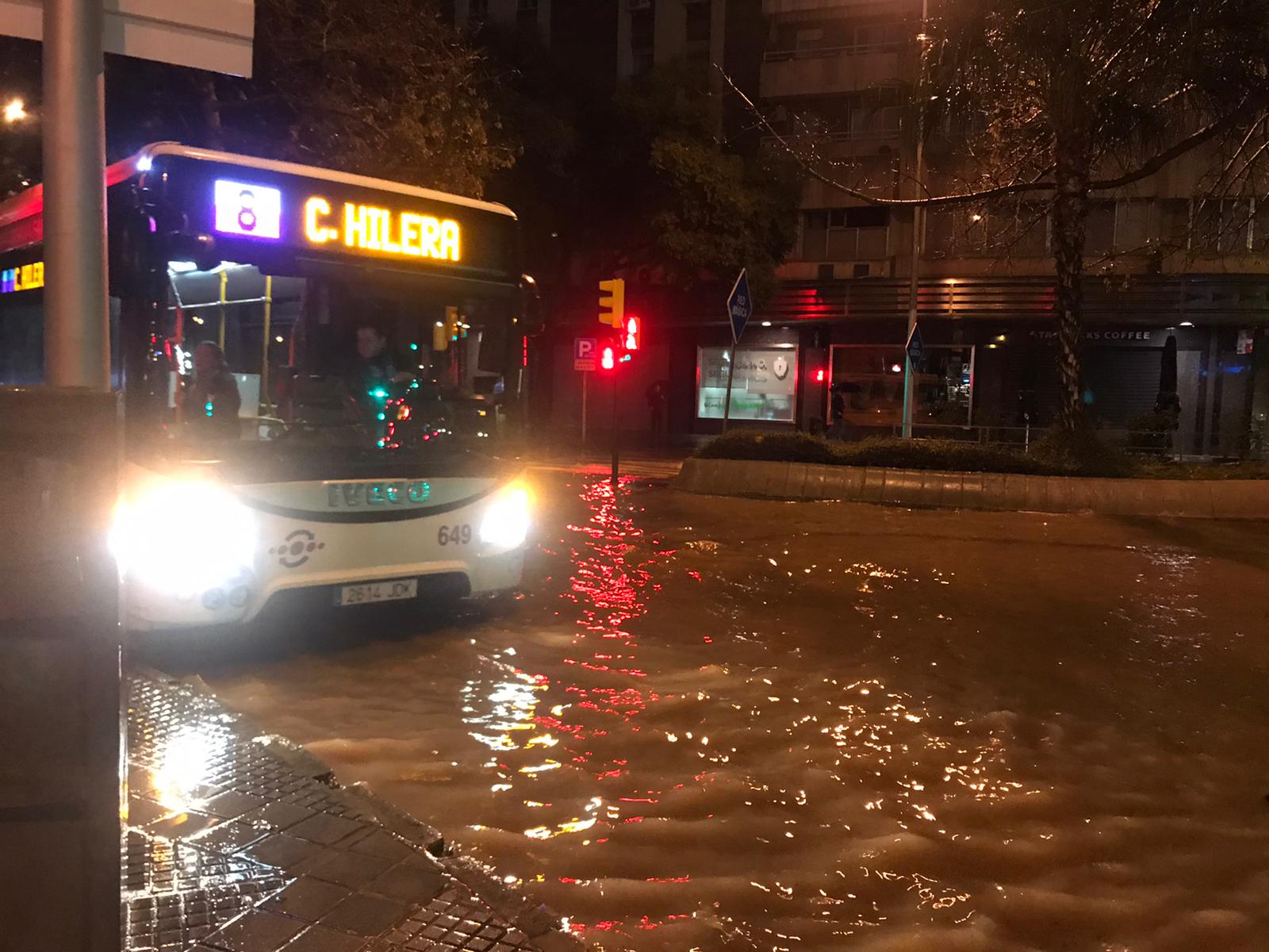 Desde las 0.00 horas está vigente el aviso naranja de Meteorología, que estará activo hasta las 18.00 horas. Calles anegadas en el Centro de Málaga