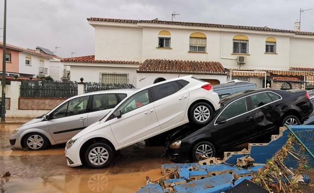 Coches amontonados en Campanillas, este sábado. 