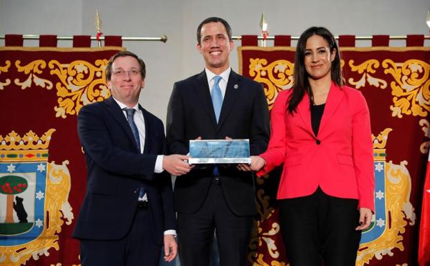 El presidente encargado de Venezuela, Juan Guaidó, junto al alcalde de Madrid, José Luis Martínez-Almeida, y la vicealcaldesa, Begoña Villacís, tras recibir la Llave de Oro de la ciudad.