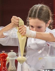 Imagen secundaria 2 - Arriba, Lu con el jurado y Berasategui. Abajo, dos momentos del cocinado de Lu. / RTVE