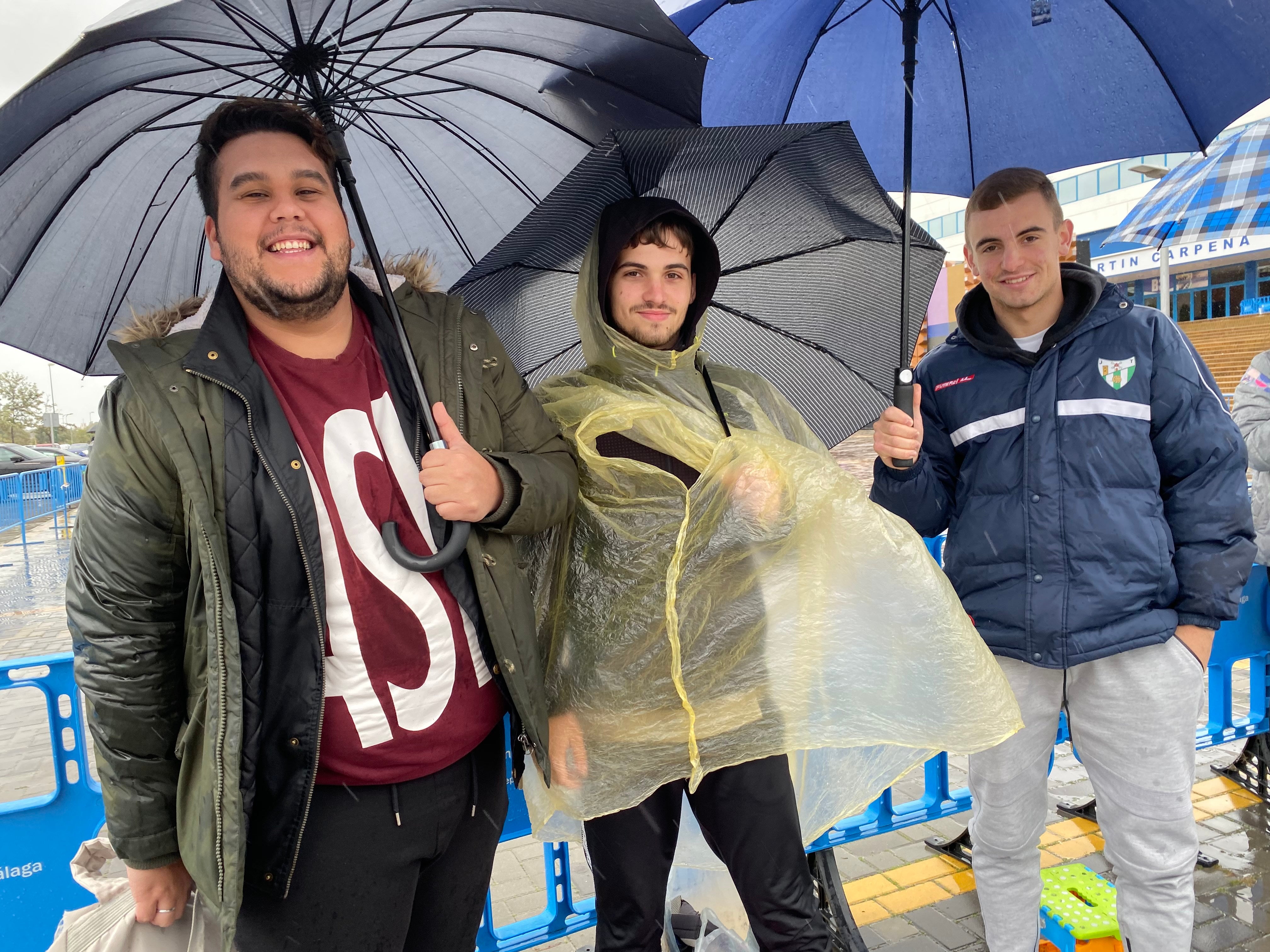 La jornada de los premios Goya que acoge el palacio de los Deportes José María Martín Carpena, en imágenes. En la foto, los primeros valientes toman posiciones en la alfombra roja