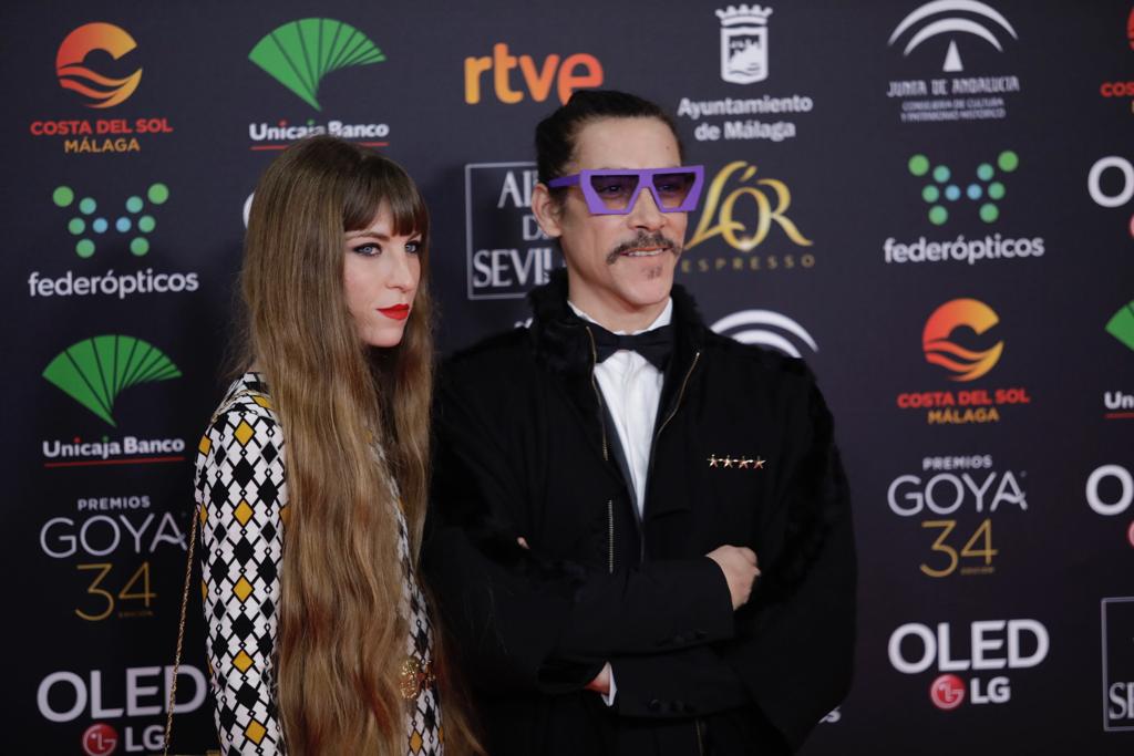 No sabemos lo que pretendía Óscar Jaenada con esas gafas moradas en plena alfombra roja pero su look era totalmente inacertado.