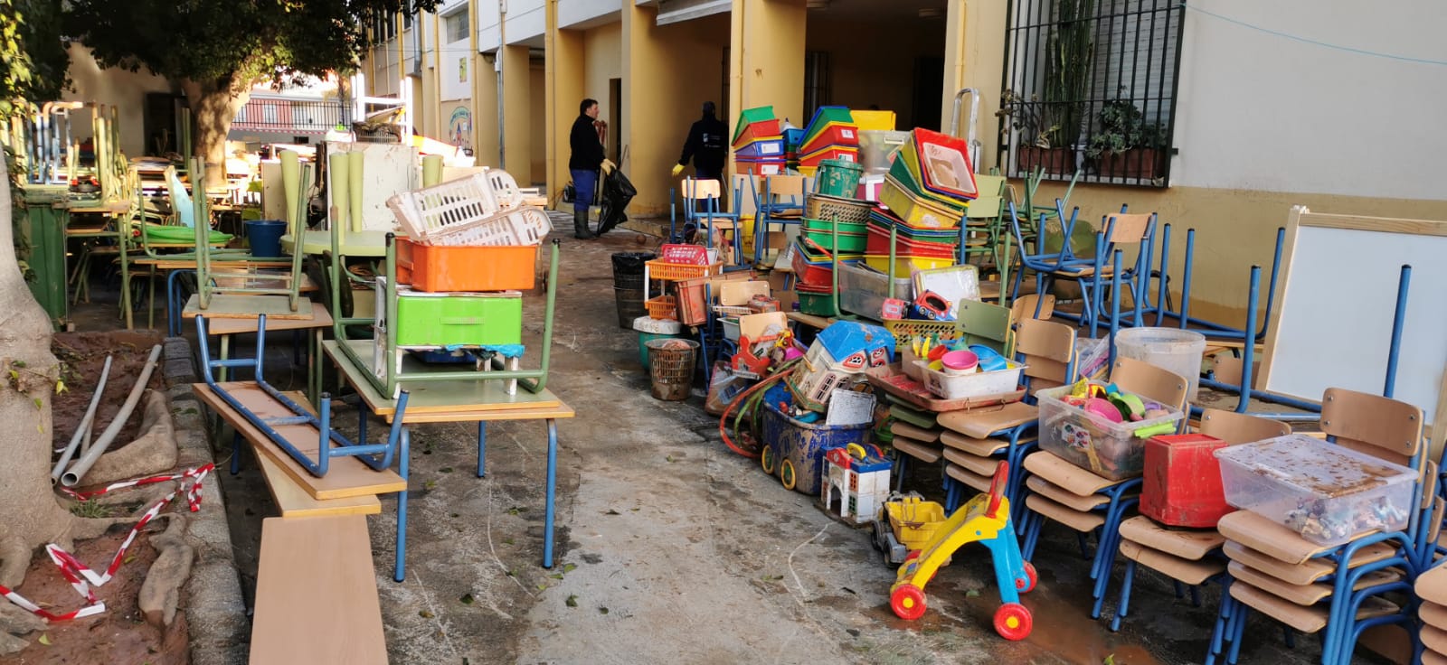 Vecinos y comerciantes de Campanillas tratan de recuperar la normalidad tras la fuerte tormenta que se ensañó con esta barriada de Málaga. 