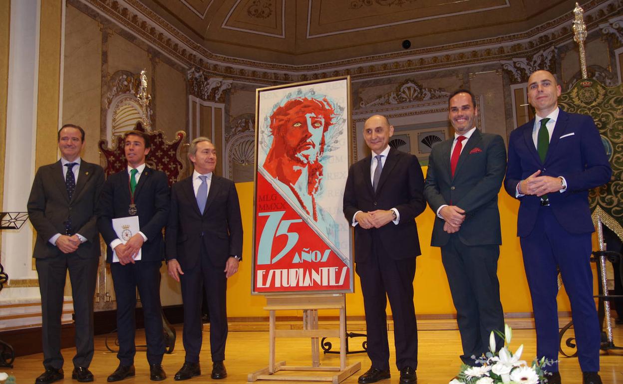 Protagonistas del acto junto a la obra de Francisco Naranjo. 