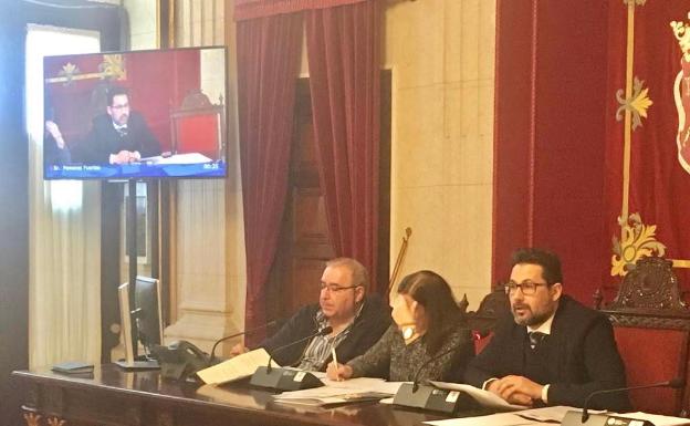 Pomares asumía ayer por primera vez en este mandato municipal la presidencia de la comisión de Derechos Sociales.