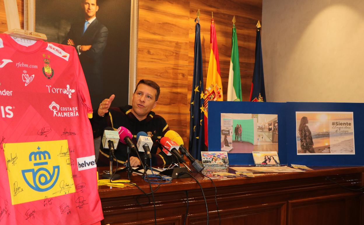 El alcalde de Torrox, Óscar Medina, este martes en rueda de prensa. 