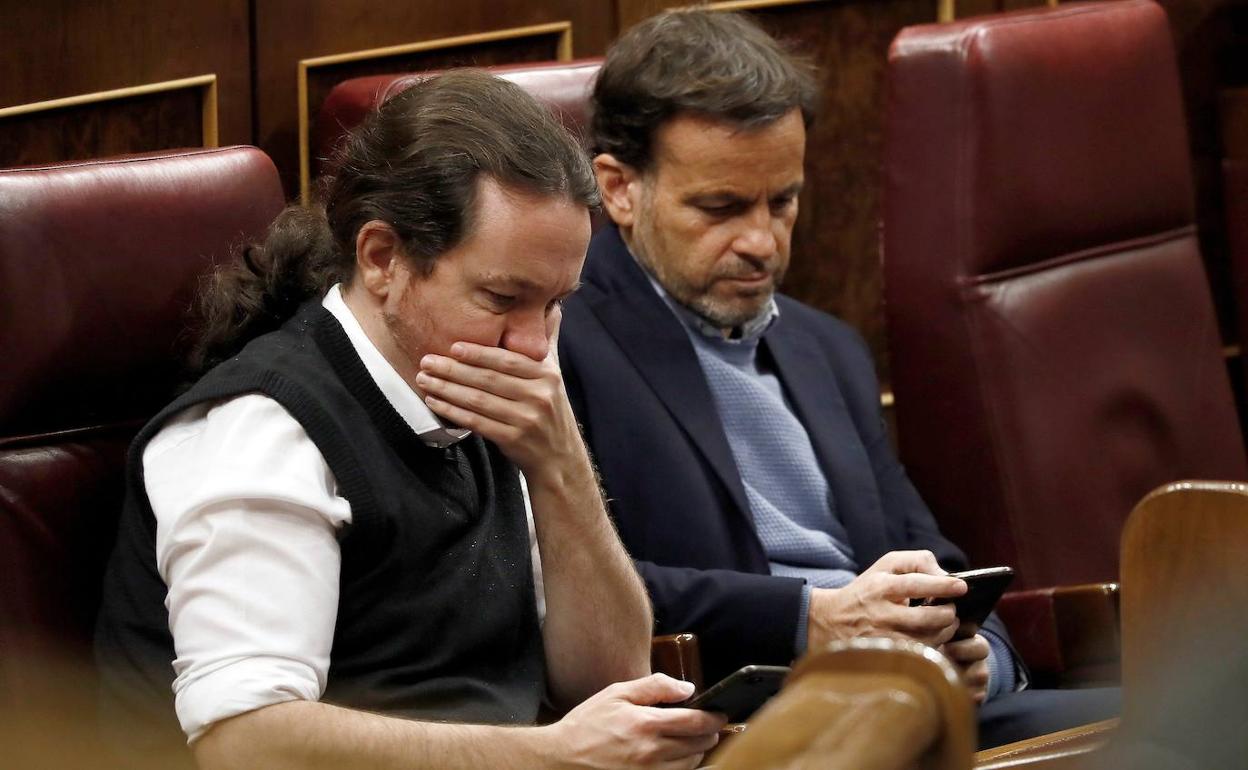 Pablo Iglesias junto a Jaume Asens en la sesión de investidura de Sánchez en el Congreso.