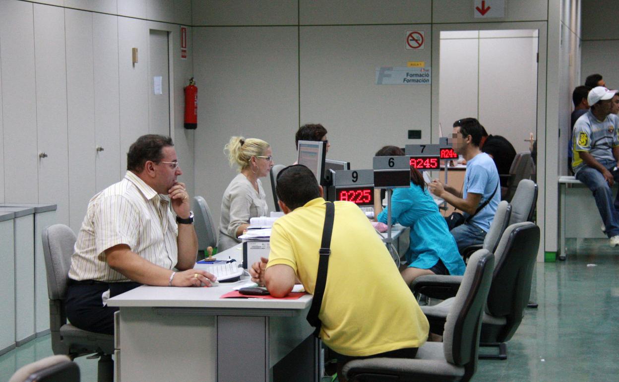 Parados en una oficina de empleo. 