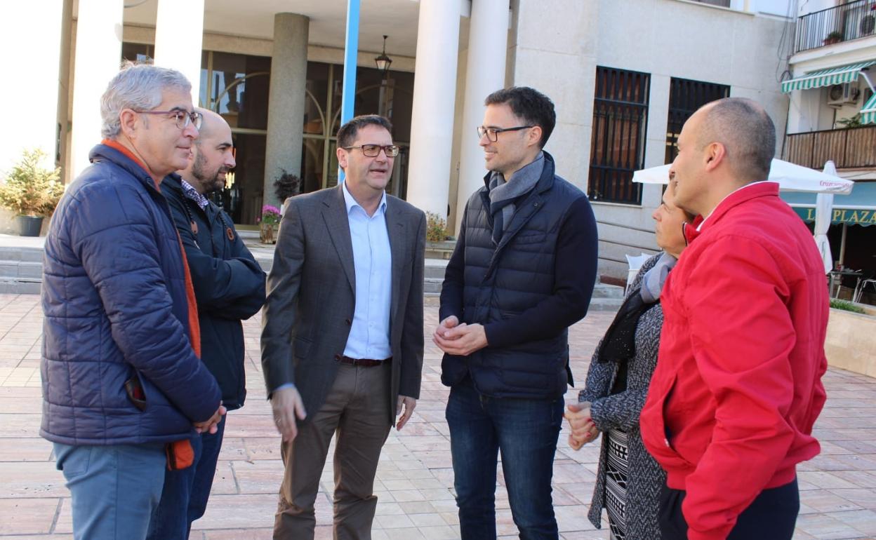 Ediles y cargos del PSOE, este martes frente al Ayuntamiento rinconero. 