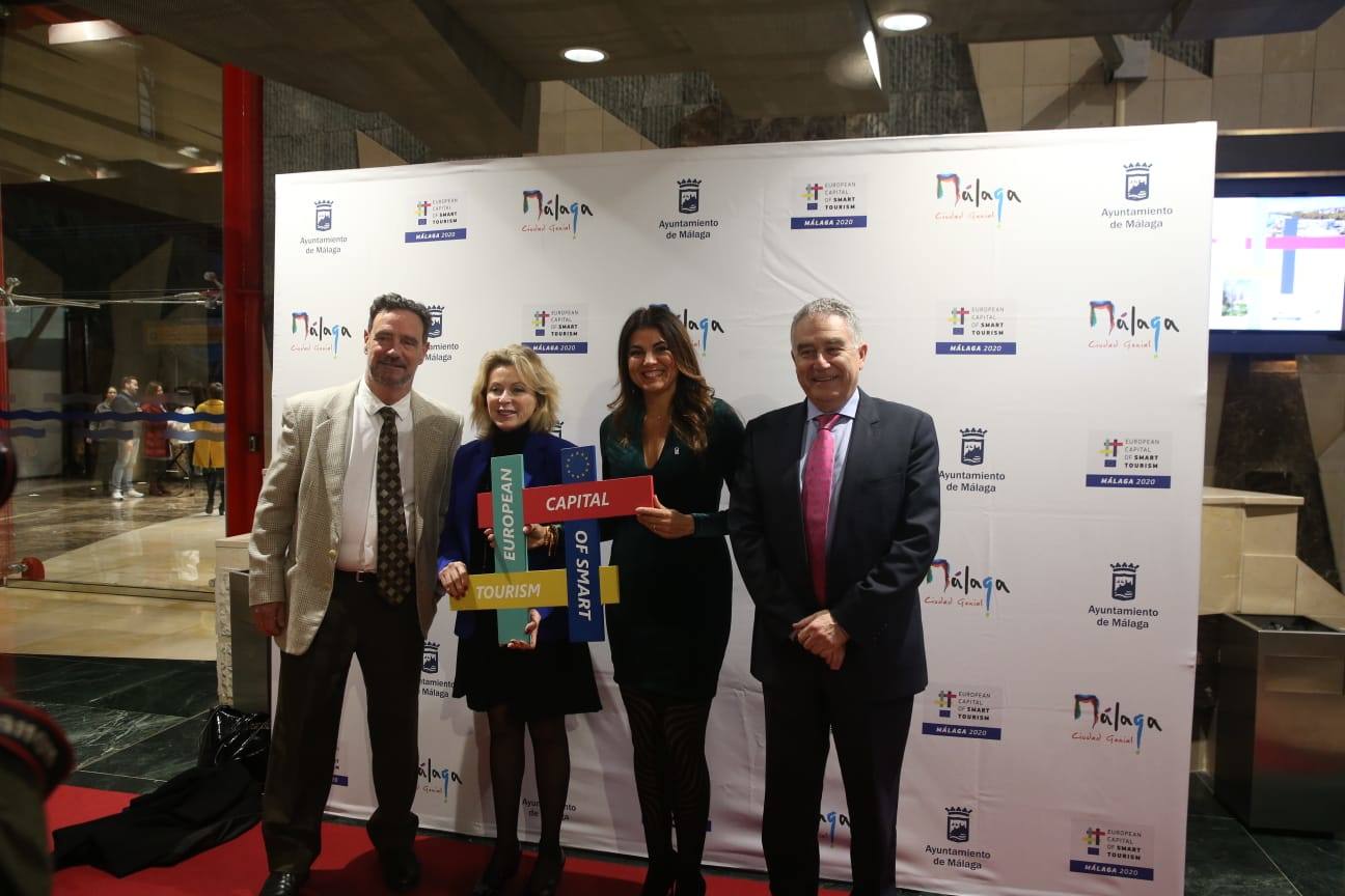 Unos 900 invitados asisten al acto, celebrado en el Palacio de Ferias de Málaga. 