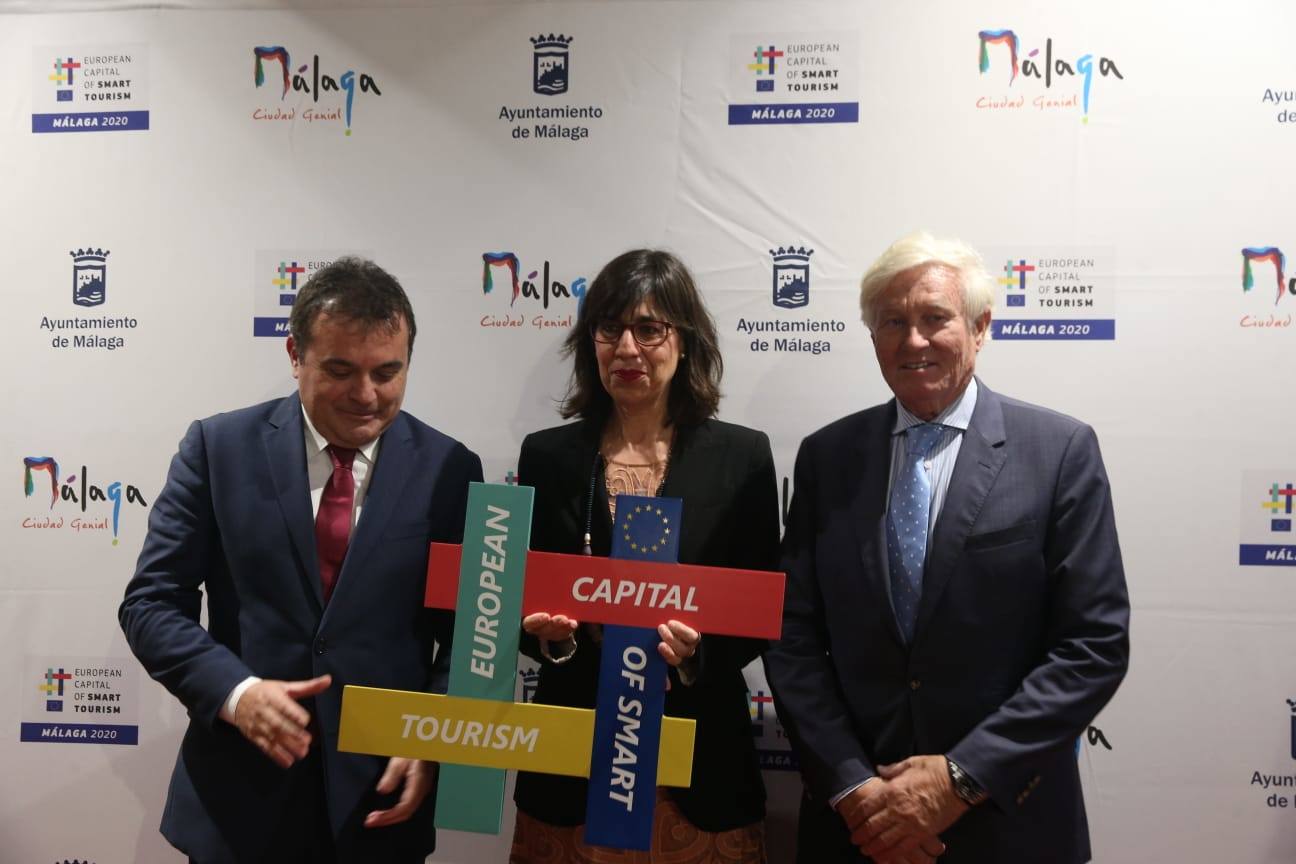 Unos 900 invitados asisten al acto, celebrado en el Palacio de Ferias de Málaga. 