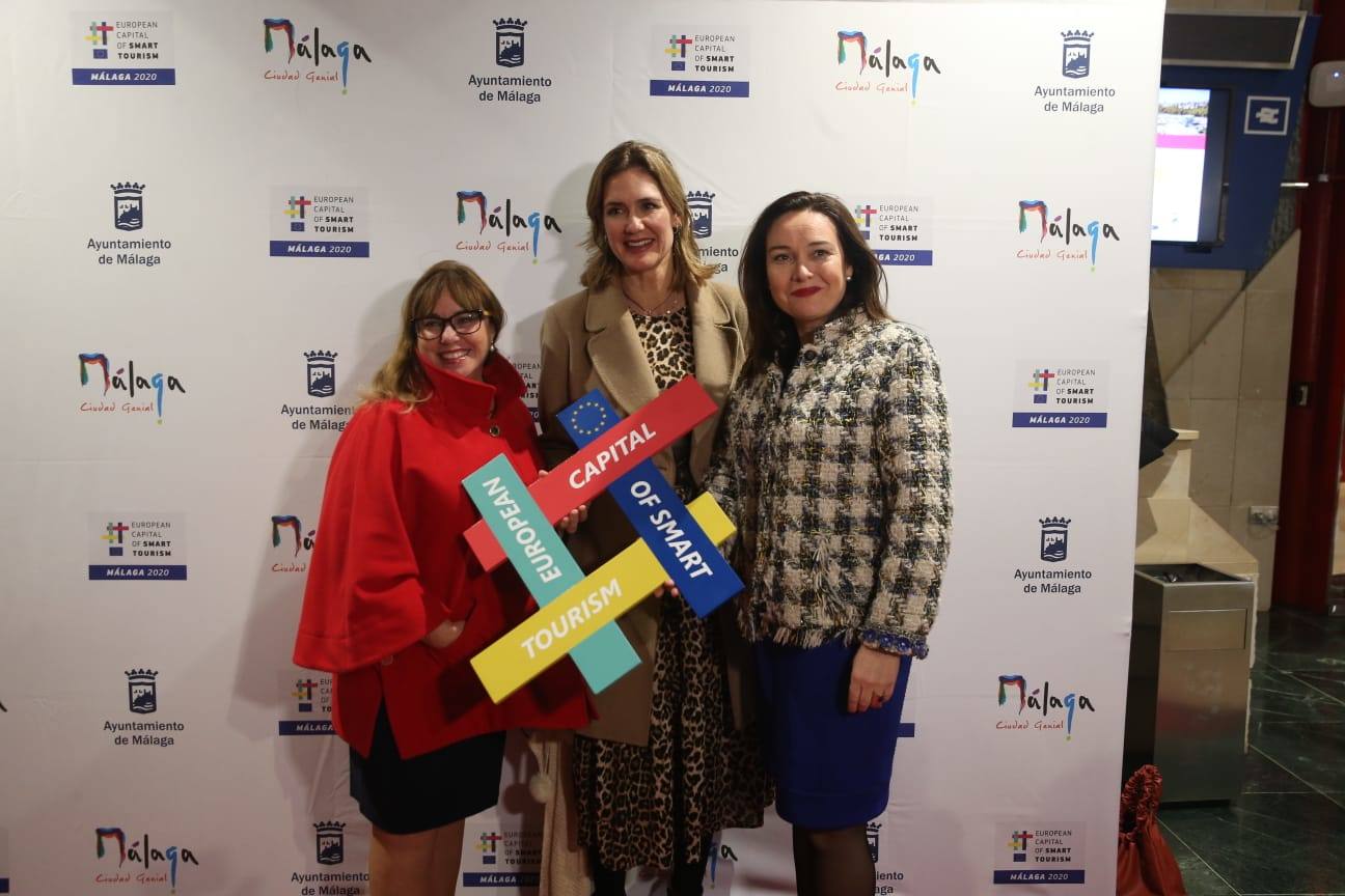 Unos 900 invitados asisten al acto, celebrado en el Palacio de Ferias de Málaga. 