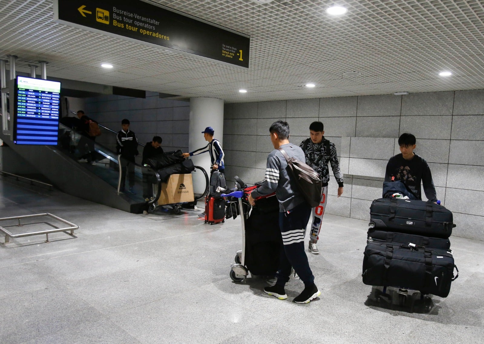 La llegada a Málaga del equipo chino de Wuhan, en imágenes.