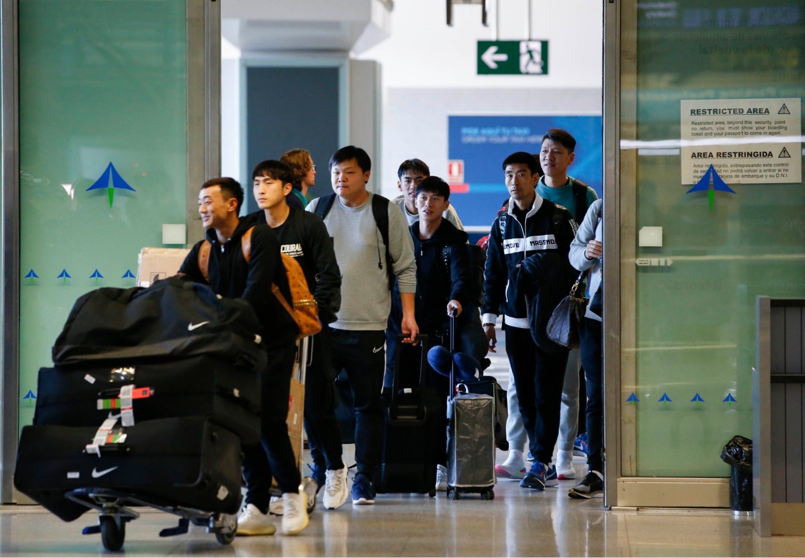 La llegada a Málaga del equipo chino de Wuhan, en imágenes.