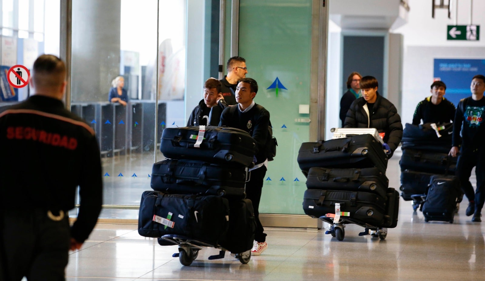 La llegada a Málaga del equipo chino de Wuhan, en imágenes.