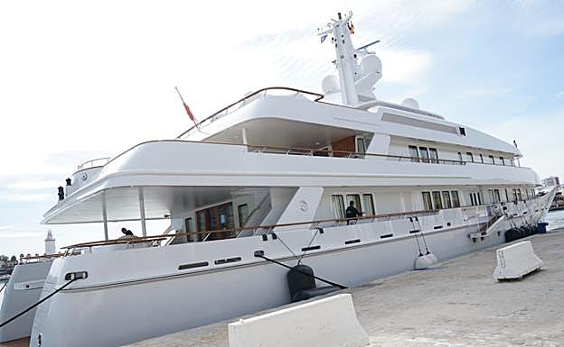 Imagen principal - El megayate Kwikumat amarra en el Palmeral del Puerto de Málaga