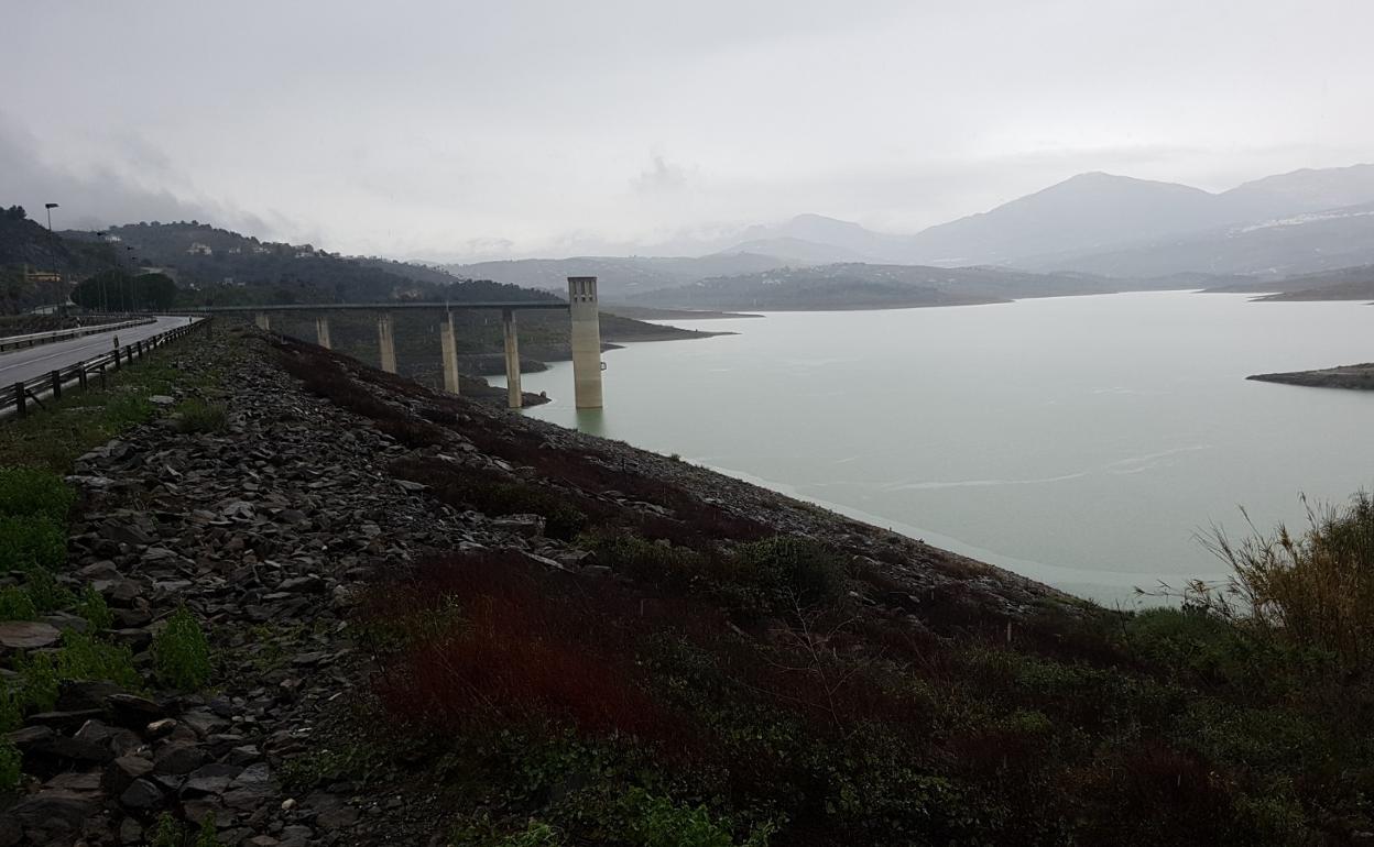 El embalse de La Viñuela almacena actualmente unos 54 hectómetros cúbicos. 