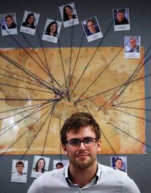 Imagen secundaria 2 - Españoles en el meollo. Arriba, la científica Patricia Barral, en el King's College de Londres. Abajo a la izquierda, la química Itziar Peñafiel, en Manchester, y, a la derecha, el ingeniero electrónico Miguel Cacho, en la capital británica.