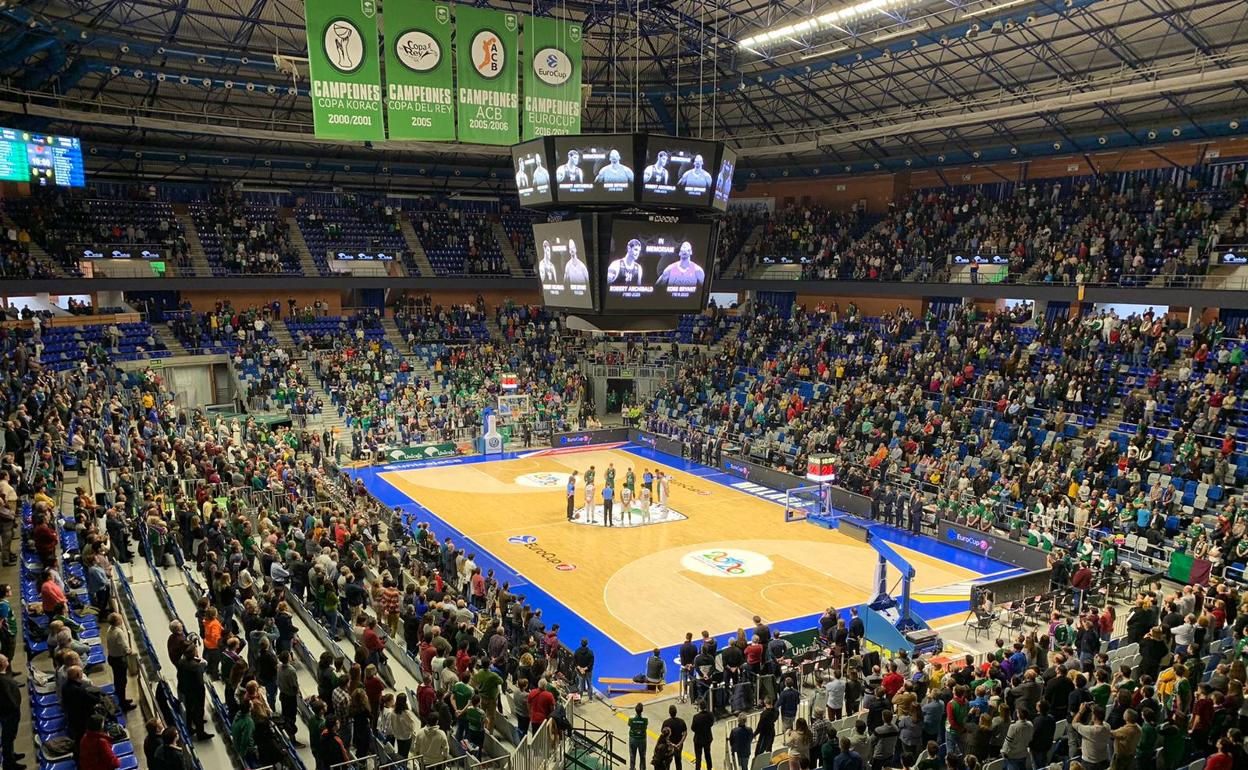 Imagen del Palacio de los Deportes durante el minuto de silencio antes del partido. 