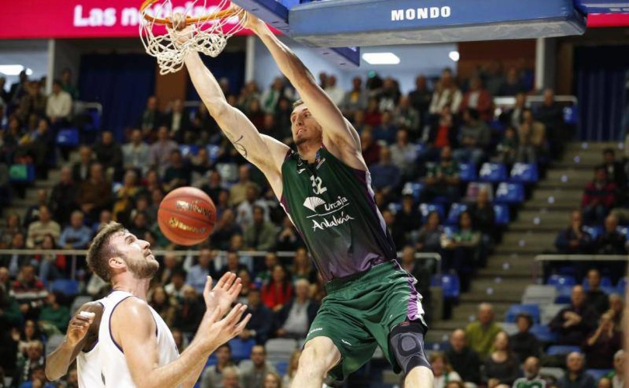 Una jugada del encuentro. 