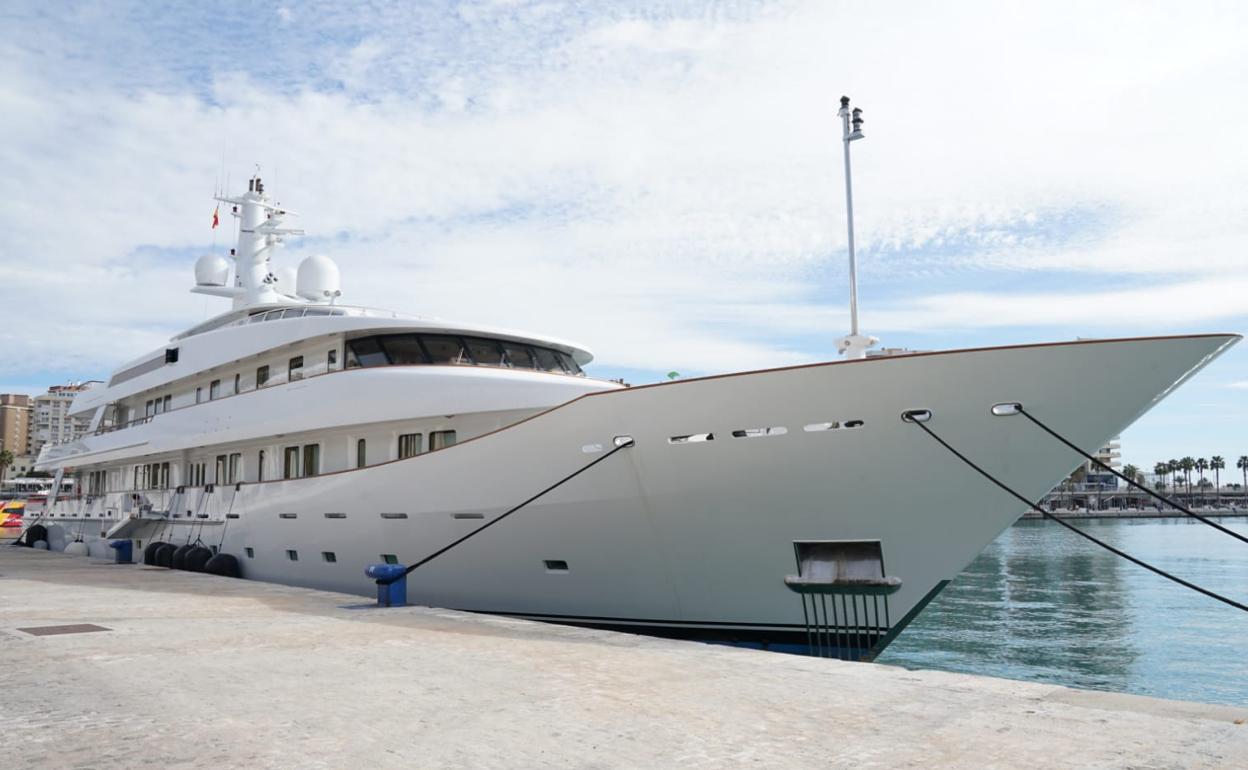 El megayate Kwikumat amarra en el Palmeral del Puerto de Málaga