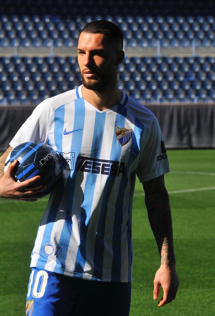 El Málaga presentó en La Rosaleda a su nueva incorporación: Tete Morente. El gaditano, que entrenó ya con sus nuevos compañeros este jueves, se mostró ilusionado en su primera exposición pública como jugador malaguista. 