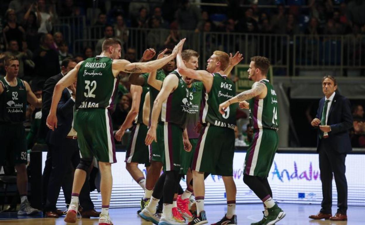 Los jugadores del Unicaja celebran uno de los triples de Díaz en el tercer cuarto. 