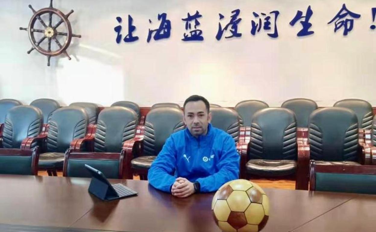 Juan Carlos Zumquero en una de las instalaciones deportivas de Dalian en las que trabaja para La Liga y el Ministerio de Educación de China. 