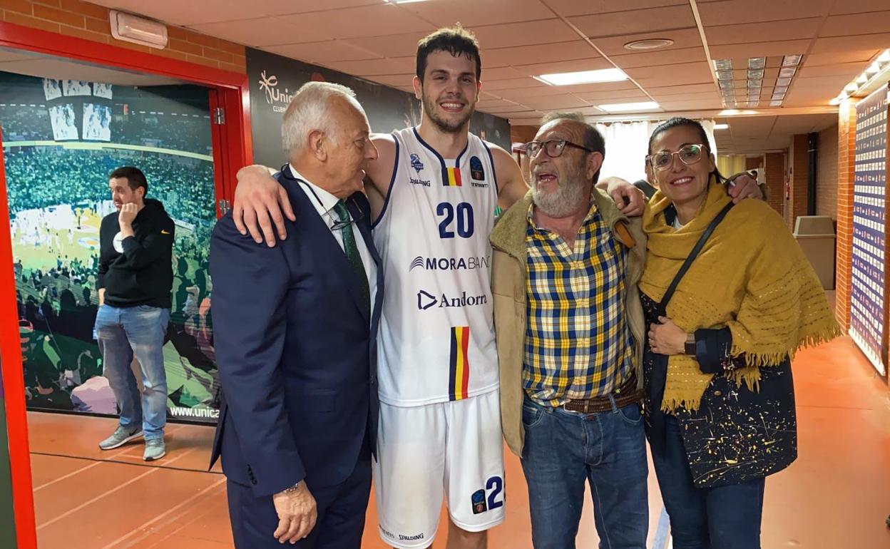 Diego Montañés, Dejan Todorovic, Manolo Rincón y Pepa Moreno, ayer en los pasillos del Palacio de los Deportes. 