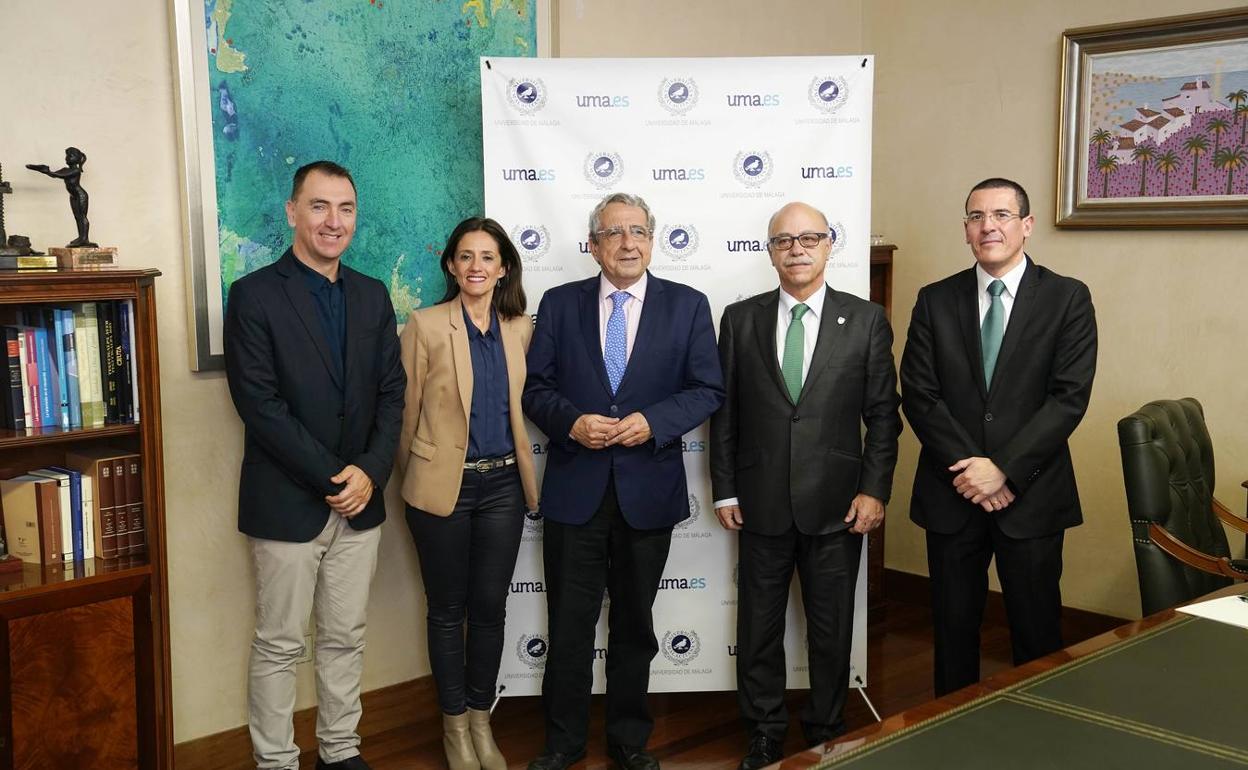 Los representantes del Unicaja y de la UMA tras la firma del acuerdo. 