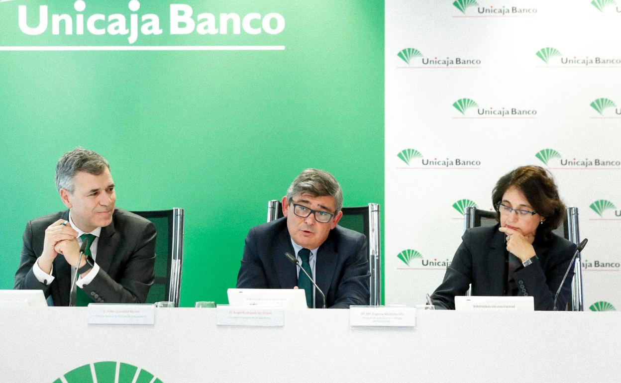 Unicaja Banco diseña su futuro en solitario y niega contactos, pero sigue abierta a una fusión