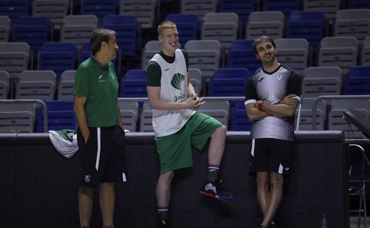 Casimiro, Alberto Díaz y el preparador físico, Diego Vázquez. 