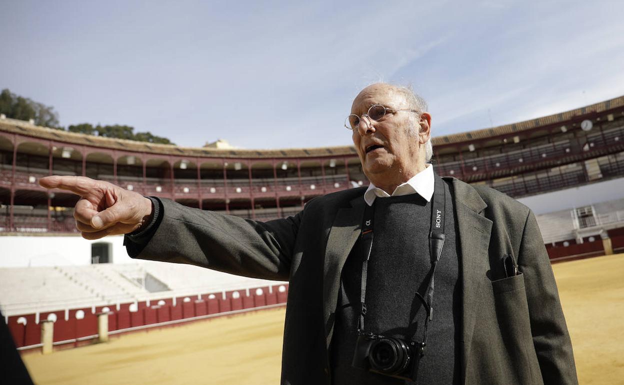 Carlos Saura, sobre el coso de La Malagueta, donde ayer inauguró el nuevo centro cultural de la plaza.