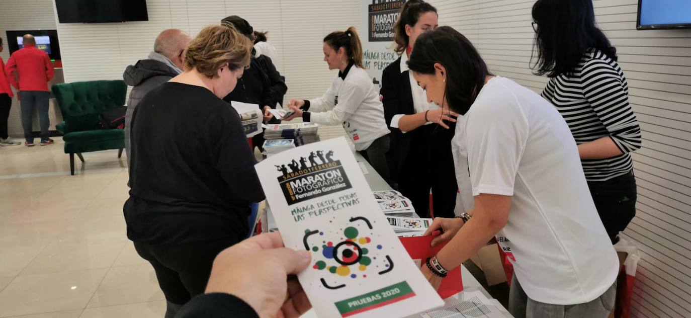 La prueba, que cumple este año su décima edición, reúne a decenas de aficionados al mundo de la imagen en Málaga para pasar una jornada lúdica y de convivencia en torno a la fotografía