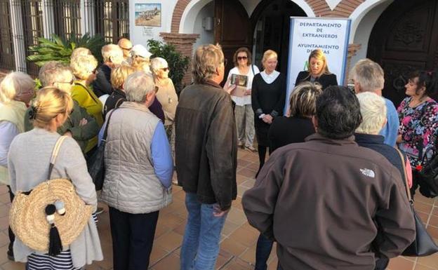 Los británicos de Mijas leyeron ayer un comunicado. 