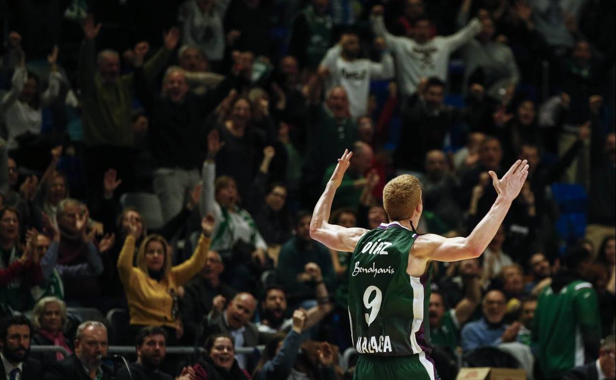 Alberto Díaz espolea a la afición en el partido del Unicaja contra el Andorra. 