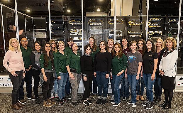 Soledad( 4ª por la izquierda), junto a miembros de Women in IT Networking at SC. 