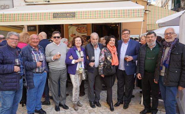 Imagen principal - Numerosos invitados asistieron a la presentación de las IVJornadas de La Cuchara en El Rescoldo. Sobre estas líneas, en la primera foto José Porras, Carolina España y Javier Frutos. En la segunda, Fernando Valverde y José de Vicente.