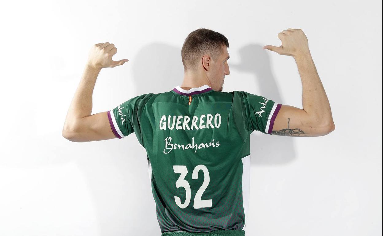 Rubén Guerrero señala su apellido en la camiseta del Unicaja. 