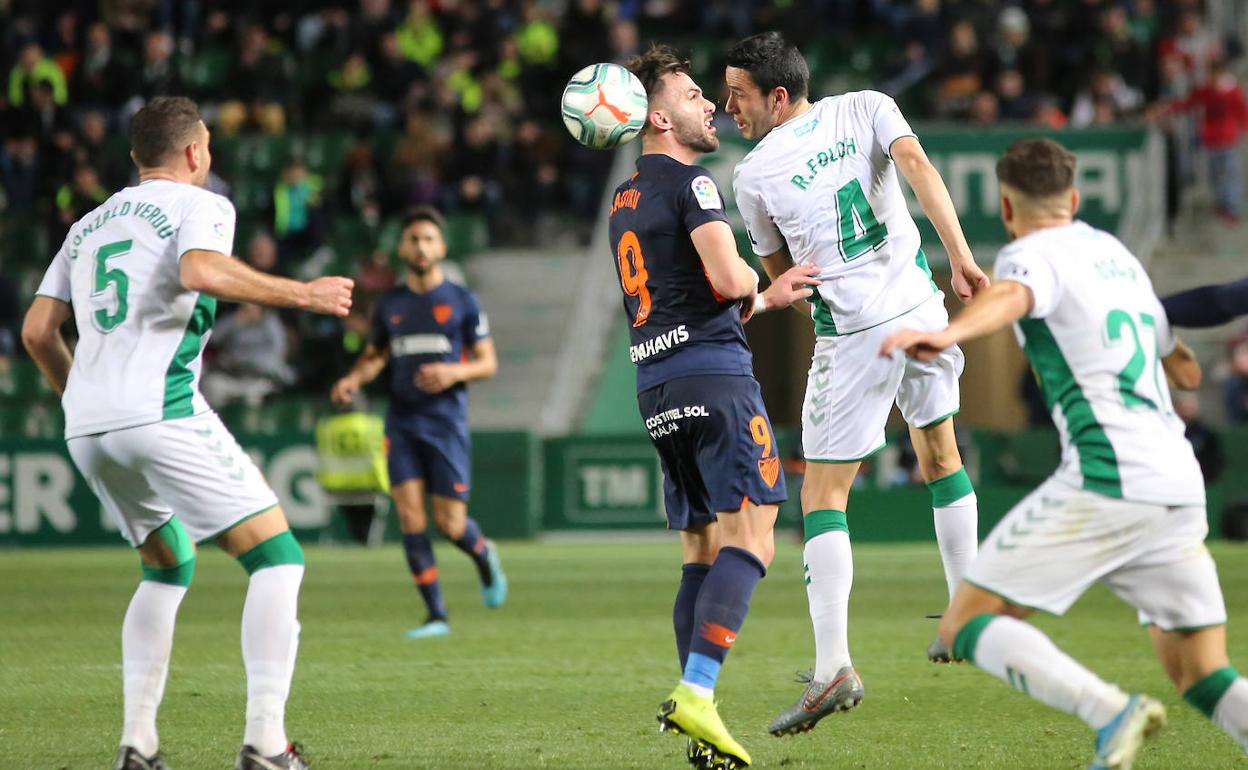 Sadiku ve cómo se le anticipa el centrocampista ilicitano Folch en el partido del sábado.