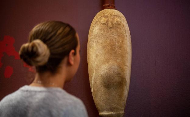 La pieza se talló hace 5.000 años y lleva expuesta en el Museo de Almargen desde el año 2009. 