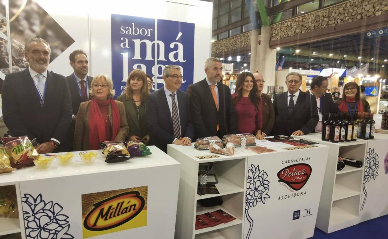 Empresarios y autoridades, en el expositor de Sabor a Málaga, en la inauguración de H&T.