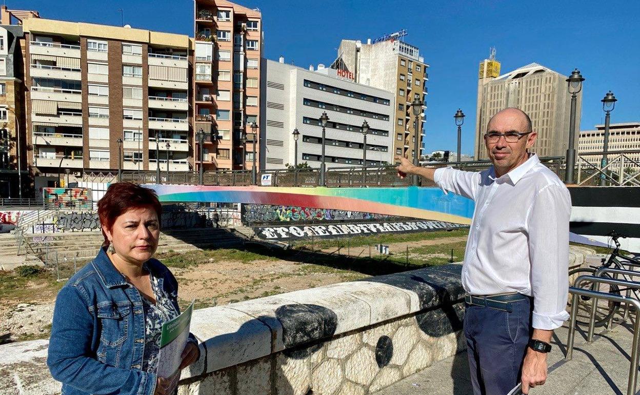 Francisca Macías, viceportavoz de Adelante Málaga, junto a Eduardo Zorrilla. 