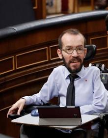 Imagen secundaria 2 - El Rey pronuncia su discurso en presencia de doña Letizia, la princesa Leonor y la infanta Sofía; Los expresidentes del Congreso Federico Trillo, Luisa Fernanda Rudí, Jesús Posada y Juan José Lucas; El portavoz de Unidas Podemos en la Cámara baja, Pablo Echenique.