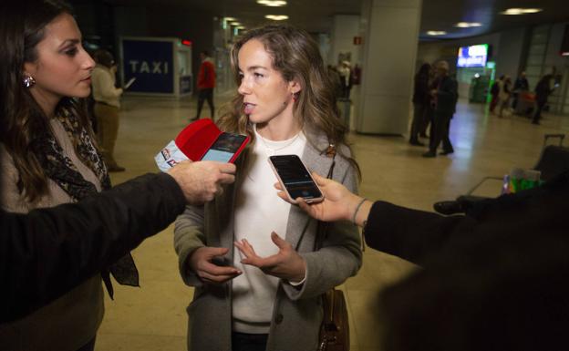 Piluca Íñigo, familiar de dos pasajeros, habla con los medios en el Aeropuerto Madrid-Barajas.