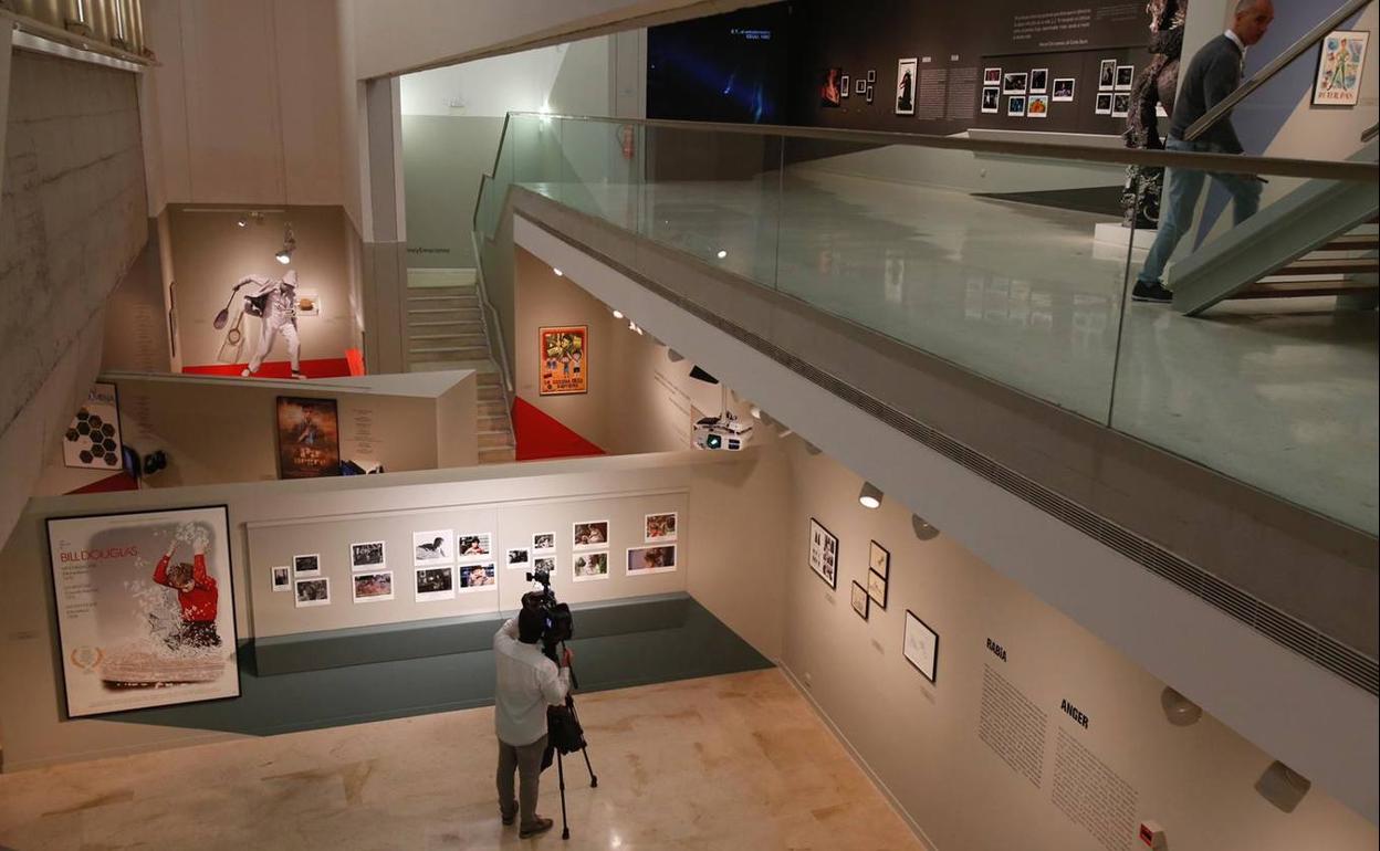 La exposición ocupa las tres plantas de las salas de La Coracha. 